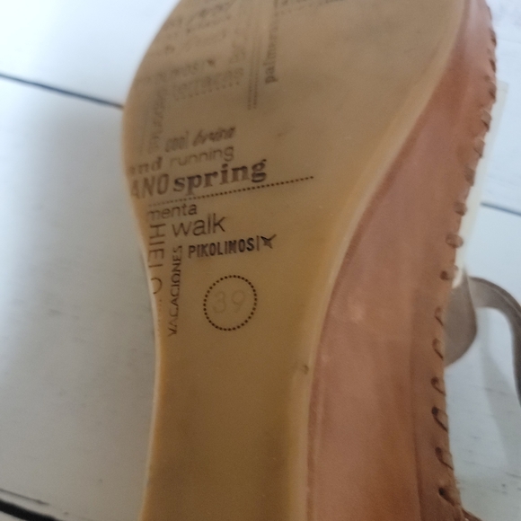 PIKOLINOS Cream and Tan Sandals with Floral Medallion - Picture 6 of 6